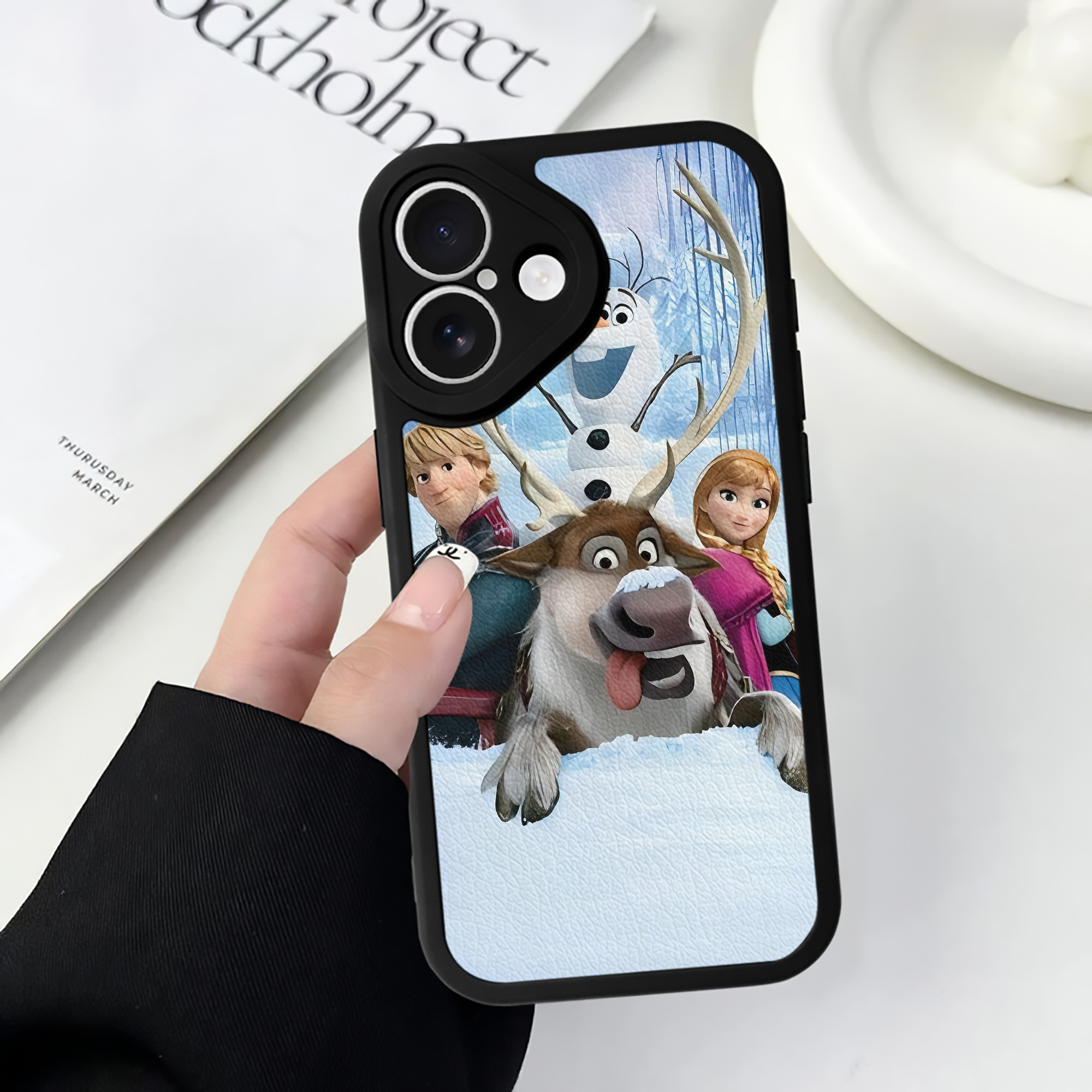 （画像用） アナと雪の女王 アンナ エルサ Frozen Anna Elsa 【iPhone 16シリーズ対応】シリコンスマホケース（レザー調） 材質：シリコン
